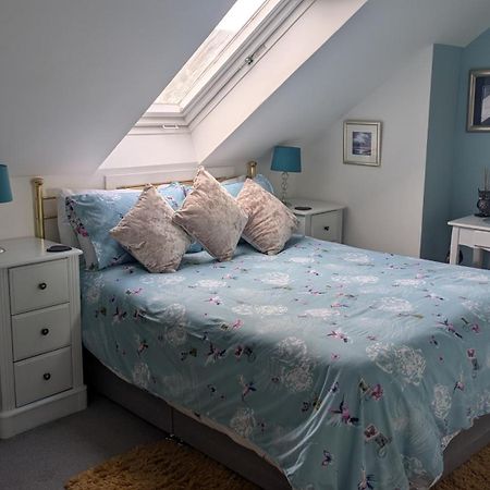 Village Life- Private Attic Suite - Living Room, Bedroom And Bathroom Newtown St Boswells Eksteriør bilde