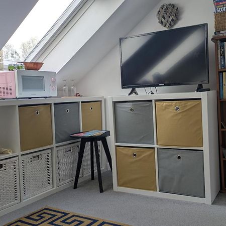 Village Life- Private Attic Suite - Living Room, Bedroom And Bathroom Newtown St Boswells Eksteriør bilde