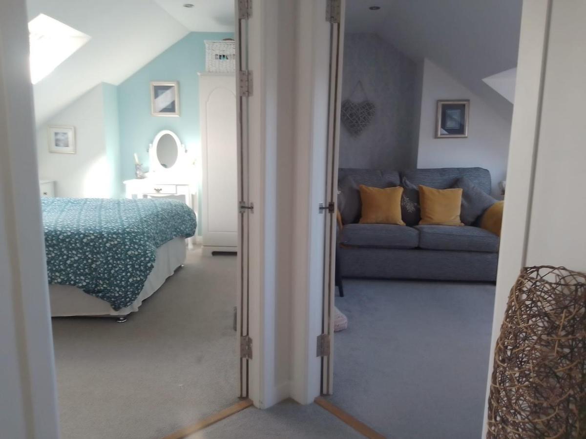 Village Life- Private Attic Suite - Living Room, Bedroom And Bathroom Newtown St Boswells Eksteriør bilde