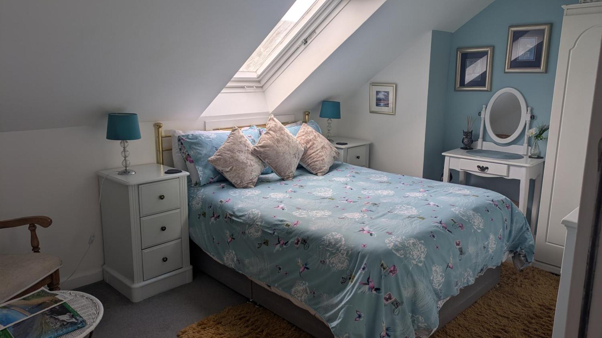 Village Life- Private Attic Suite - Living Room, Bedroom And Bathroom Newtown St Boswells Eksteriør bilde